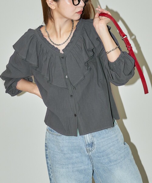 PUBLUX(パブリュクス)の「PUBLUX/パブリュクス フリル ボイル ブラウス 限定展開(シャツ/ブラウス・レディース・オフホワイト/チャコールグレー・フリ-)」の2枚目の写真