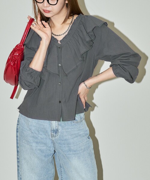 PUBLUX(パブリュクス)の「PUBLUX/パブリュクス フリル ボイル ブラウス 限定展開(シャツ/ブラウス・レディース・オフホワイト/チャコールグレー・フリ-)」の3枚目の写真