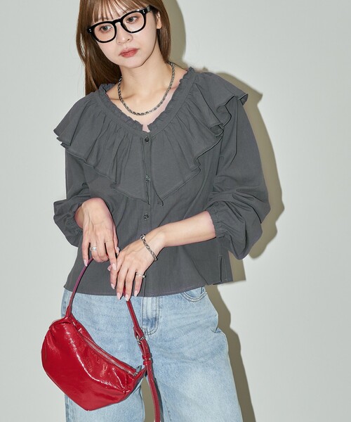 PUBLUX(パブリュクス)の「PUBLUX/パブリュクス フリル ボイル ブラウス 限定展開(シャツ/ブラウス・レディース・オフホワイト/チャコールグレー・フリ-)」の4枚目の写真