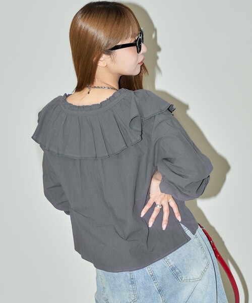 PUBLUX(パブリュクス)の「PUBLUX/パブリュクス フリル ボイル ブラウス 限定展開(シャツ/ブラウス・レディース・オフホワイト/チャコールグレー・フリ-)」の5枚目の写真