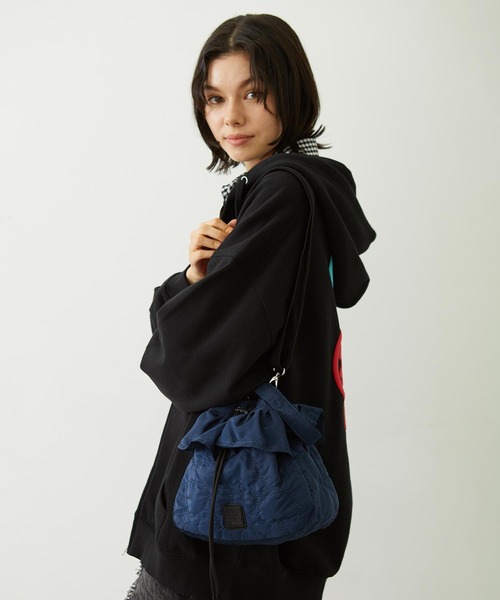 MILKFED.(ミルクフェド)の「HEART QUILTED DRAWSTRING BAG(ショルダーバッグ・レディース・ネイビー/オフホワイト/ピンク・ONE SIZE)」の3枚目の写真