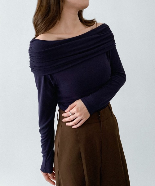 on:nue（オンニュ）の「【on:nue】[着用動画あり！/選べる6色展開] オフショルダーリブカットソー（Tシャツ/カットソー・レディース・ブラック/バーガンディー/ブラウン/ホワイト/ネイビー/グレー・FREE）」の5枚目の写真