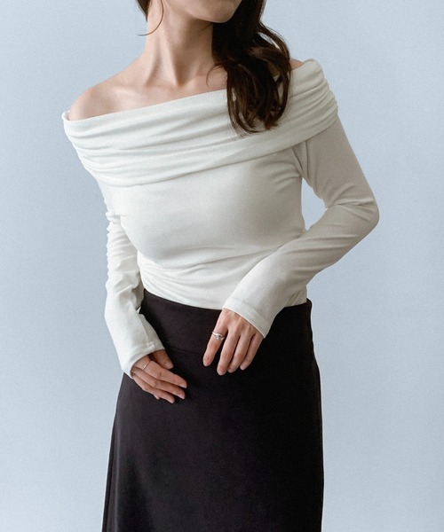 on:nue（オンニュ）の「【on:nue】[着用動画あり！/選べる6色展開] オフショルダーリブカットソー（Tシャツ/カットソー・レディース・ブラック/バーガンディー/ブラウン/ホワイト/ネイビー/グレー・FREE）」の2枚目の写真