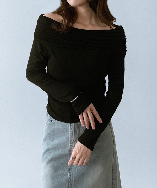 on:nue（オンニュ）の「【on:nue】[着用動画あり！/選べる6色展開] オフショルダーリブカットソー（Tシャツ/カットソー・レディース・ブラック/バーガンディー/ブラウン/ホワイト/ネイビー/グレー・FREE）」の3枚目の写真