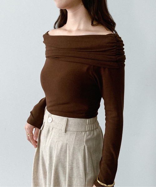 on:nue（オンニュ）の「【on:nue】[着用動画あり！/選べる6色展開] オフショルダーリブカットソー（Tシャツ/カットソー・レディース・ブラック/バーガンディー/ブラウン/ホワイト/ネイビー/グレー・FREE）」の7枚目の写真