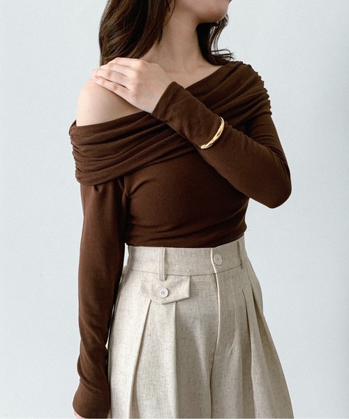 on:nue（オンニュ）の「【on:nue】[着用動画あり！/選べる6色展開] オフショルダーリブカットソー（Tシャツ/カットソー・レディース・ブラック/バーガンディー/ブラウン/ホワイト/ネイビー/グレー・FREE）」の8枚目の写真