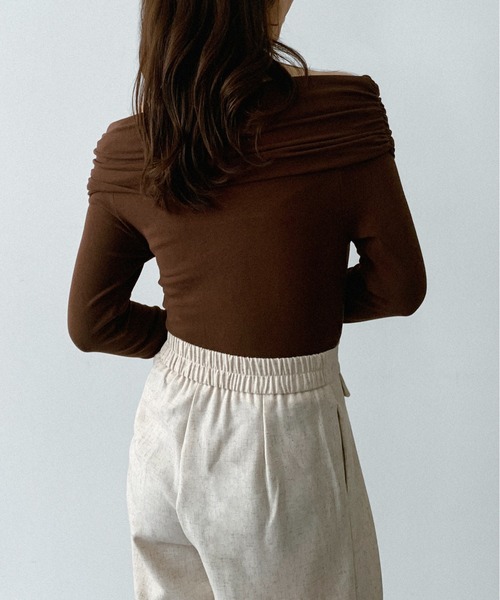 on:nue（オンニュ）の「【on:nue】[着用動画あり！/選べる6色展開] オフショルダーリブカットソー（Tシャツ/カットソー・レディース・ブラック/バーガンディー/ブラウン/ホワイト/ネイビー/グレー・FREE）」の10枚目の写真