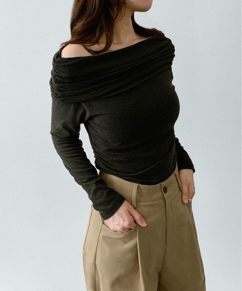 on:nue（オンニュ）の「【on:nue】[着用動画あり！/選べる6色展開] オフショルダーリブカットソー（Tシャツ/カットソー・レディース・ブラック/バーガンディー/ブラウン/ホワイト/ネイビー/グレー・FREE）」の15枚目の写真
