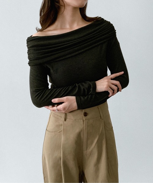 on:nue（オンニュ）の「【on:nue】[着用動画あり！/選べる6色展開] オフショルダーリブカットソー（Tシャツ/カットソー・レディース・ブラック/バーガンディー/ブラウン/ホワイト/ネイビー/グレー・FREE）」の16枚目の写真