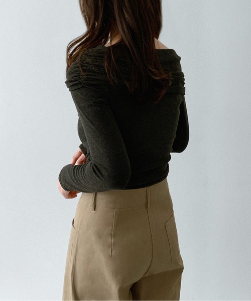 on:nue（オンニュ）の「【on:nue】[着用動画あり！/選べる6色展開] オフショルダーリブカットソー（Tシャツ/カットソー・レディース・ブラック/バーガンディー/ブラウン/ホワイト/ネイビー/グレー・FREE）」の17枚目の写真
