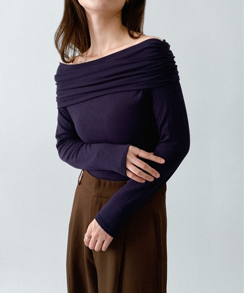 on:nue（オンニュ）の「【on:nue】[着用動画あり！/選べる6色展開] オフショルダーリブカットソー（Tシャツ/カットソー・レディース・ブラック/バーガンディー/ブラウン/ホワイト/ネイビー/グレー・FREE）」の21枚目の写真