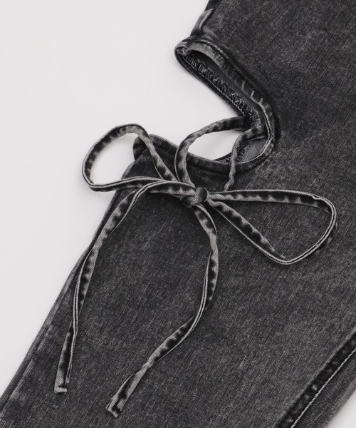 WEGO（ウィゴー）の「WEGO/カットアウトリボンストレッチデニムフレアパンツ（デニムパンツ・レディース・コバルトブルー/ブラック系3/スカイブルー・SMALL/MEDIUM）」の12枚目の写真