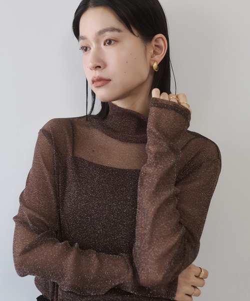 hunch(ハンチ)の「ラメシアー ハイネックトップス(Tシャツ/カットソー・レディース・オフホワイト/グレー/チャコール/ダークブラウン/ダークグレー/レモンイエロー/ライトブルー/ピンク・FREE)」の5枚目の写真