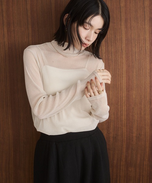 hunch(ハンチ)の「ラメシアー ハイネックトップス(Tシャツ/カットソー・レディース・オフホワイト/グレー/チャコール/ダークブラウン/ダークグレー/レモンイエロー/ライトブルー/ピンク・FREE)」の2枚目の写真