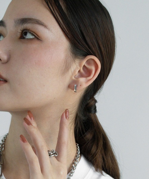 abaskdesign(アバスクデザイン)の「金属アレルギー対応ミニマルカーブメタルピアスMサイズ(ピアス(両耳用)・レディース・シルバー/ゴールド・MEDIUM)」の9枚目の写真