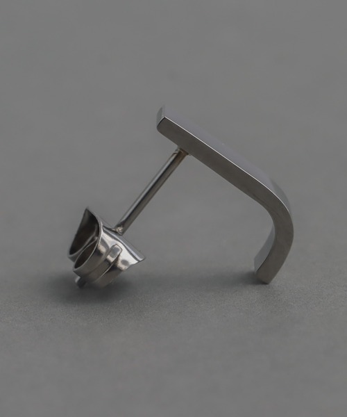 abaskdesign(アバスクデザイン)の「金属アレルギー対応ミニマルカーブメタルピアスMサイズ(ピアス(両耳用)・レディース・シルバー/ゴールド・MEDIUM)」の3枚目の写真