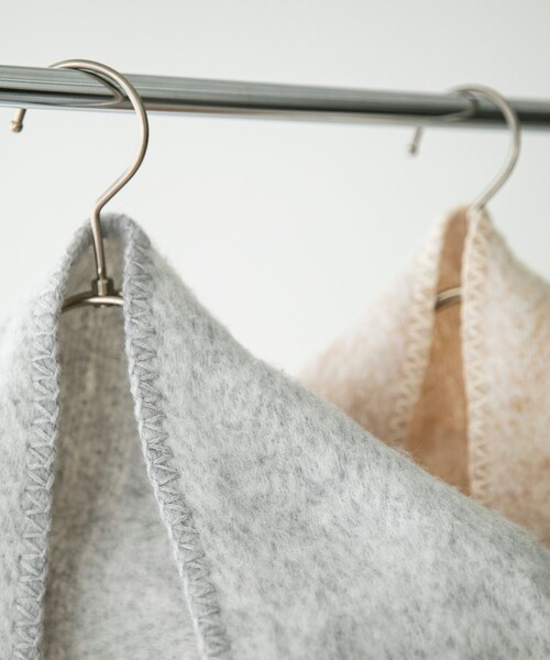 quaranciel(カランシエル)の「quaranciel: マルチ ウェイ ポケット ストール 25FW(ストール/ショール・レディース・ベージュ/ライトグレー・ONE SIZE)」の12枚目の写真