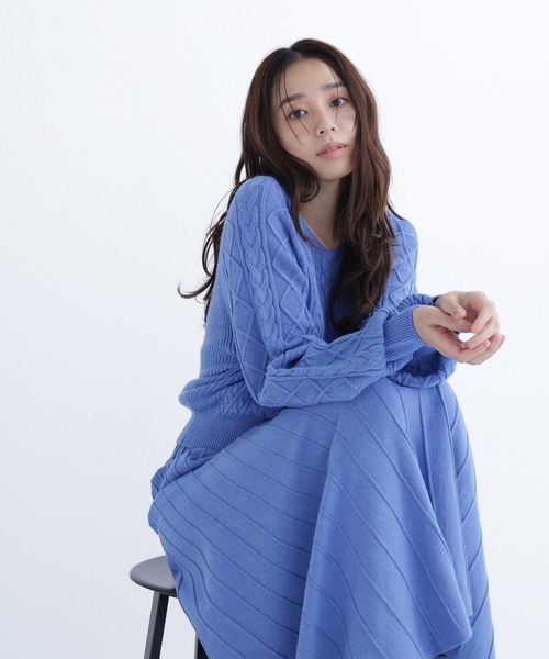 NATURAL BEAUTY BASIC(ナチュラルビューティーベーシック)の「◇ケーブルニットセットアップ(ワンピース・レディース・ブルー/オフホワイト/チャコールグレー・MEDIUM/P/S)」の2枚目の写真
