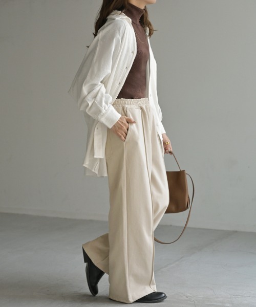 HUG.U（ハグユー）の「選べる2丈 「きれい見え」 スウェットワイドパンツ（スウェットパンツ・レディース・ライトブルー/ブラック/アイボリー/ダークブラウン/ライトグレー/レッド/ダークグレー・レギュラー丈/トール丈）」の14枚目の写真