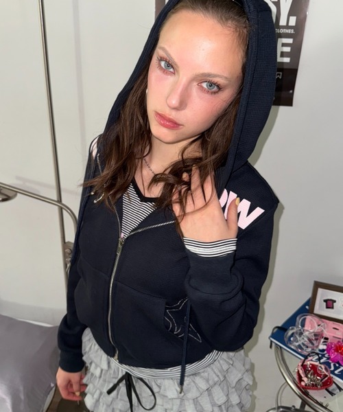 SHAGGIE(シャギー)の「【ViVi掲載】ボディピアス付きワッフルパーカー(パーカー・レディース・グレー/カモフラージュ/ネイビー・FREE)」の12枚目の写真