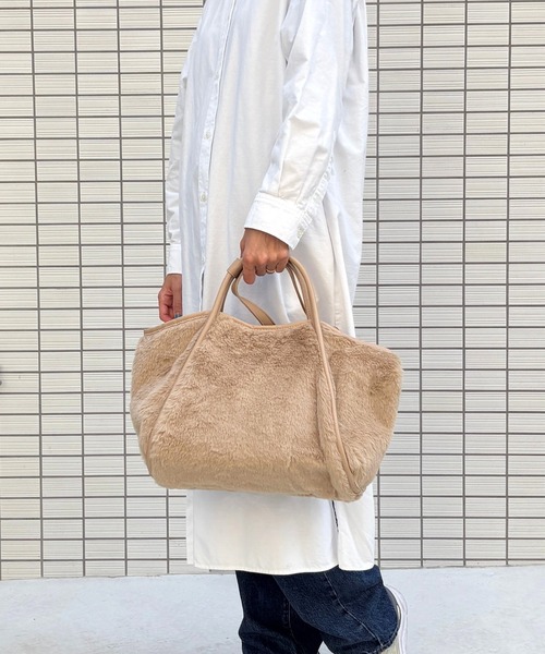 Tomieco(トミエコ)の「ファー素材 2wayショルダー ファーバッグ(ショルダーバッグ・レディース・チャコールグレー/オフホワイト/レオパード/ベージュ・FREE)」の6枚目の写真