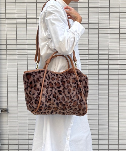Tomieco(トミエコ)の「ファー素材 2wayショルダー ファーバッグ(ショルダーバッグ・レディース・チャコールグレー/オフホワイト/レオパード/ベージュ・FREE)」の11枚目の写真