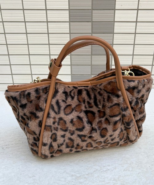 Tomieco(トミエコ)の「ファー素材 2wayショルダー ファーバッグ(ショルダーバッグ・レディース・チャコールグレー/オフホワイト/レオパード/ベージュ・FREE)」の16枚目の写真