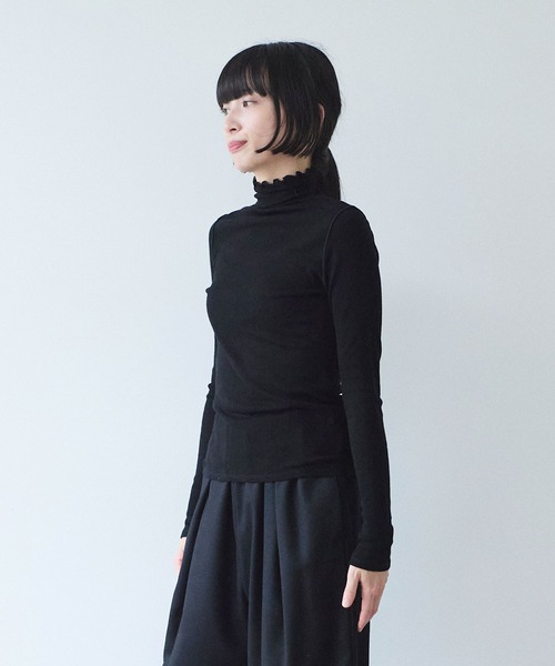 yuni(ユニ )の「△washable super120/W highneck プルオーバー(Tシャツ/カットソー・レディース・ブラック/ホワイト・FREE)」の4枚目の写真