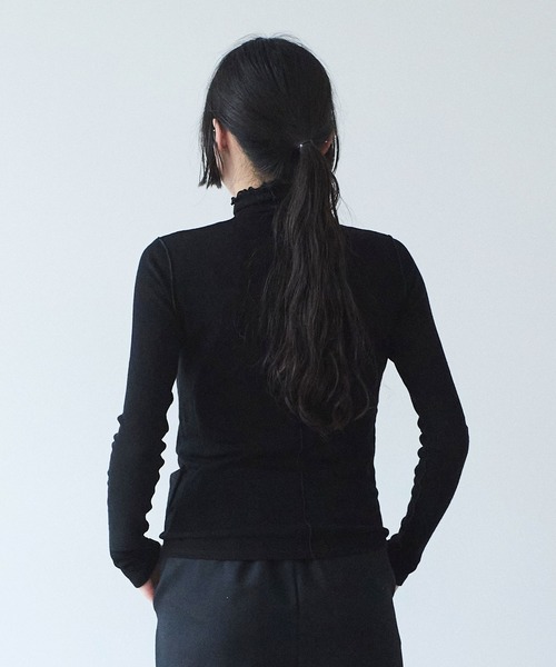 yuni(ユニ )の「△washable super120/W highneck プルオーバー(Tシャツ/カットソー・レディース・ブラック/ホワイト・FREE)」の5枚目の写真