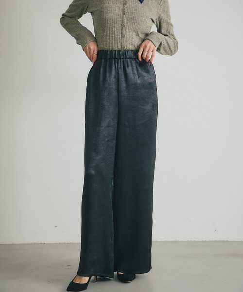 ARVELLIA（アルベリア）の「SATIN FLUID PANTS（その他パンツ・レディース・ブラック/ブラウン・M）」の2枚目の写真