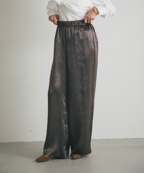 ARVELLIA（アルベリア）の「SATIN FLUID PANTS（その他パンツ・レディース・ブラック/ブラウン・M）」の10枚目の写真