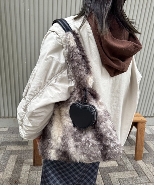 CIAOPANIC TYPY(チャオパニックティピー)の「ポーチチャーム付きミックスボアBAG(トートバッグ・レディース・ベージュ/チャコールグレー・ONE SIZE)」の4枚目の写真
