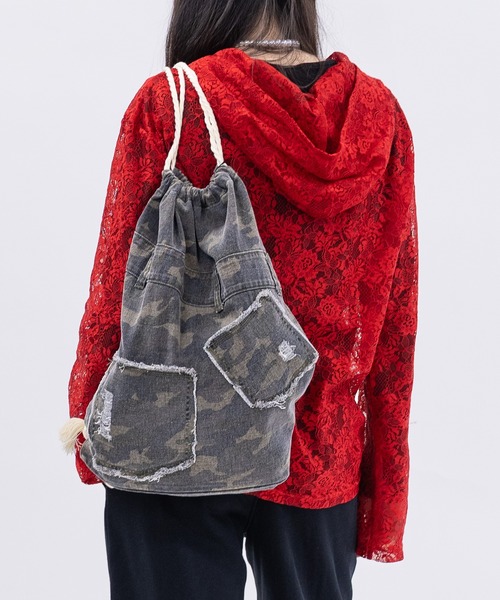 JOHN'S CLOSET（ジョンズクローゼット）の「【13】スプレー加工 デニム ナップサック（バックパック/リュック・メンズ・レオパード/カモフラージュ/ブルー/ブラック・FREE）」の3枚目の写真
