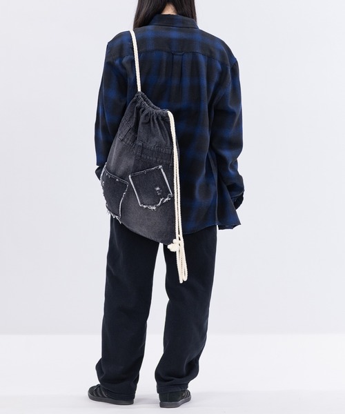 JOHN'S CLOSET（ジョンズクローゼット）の「【13】スプレー加工 デニム ナップサック（バックパック/リュック・メンズ・レオパード/カモフラージュ/ブルー/ブラック・FREE）」の18枚目の写真