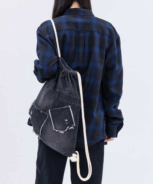 JOHN'S CLOSET（ジョンズクローゼット）の「【13】スプレー加工 デニム ナップサック（バックパック/リュック・メンズ・レオパード/カモフラージュ/ブルー/ブラック・FREE）」の16枚目の写真