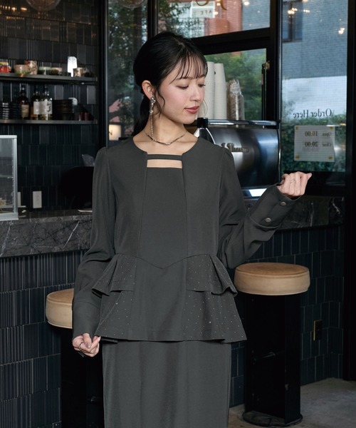 Elishe（エリシェ）の「ラインストーンペプラムトップス（Tシャツ/カットソー・レディース・チャコールグレー/アイボリー/ベージュ・FREE）」の3枚目の写真