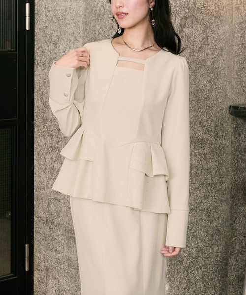 Elishe（エリシェ）の「ラインストーンペプラムトップス（Tシャツ/カットソー・レディース・チャコールグレー/アイボリー/ベージュ・FREE）」の4枚目の写真