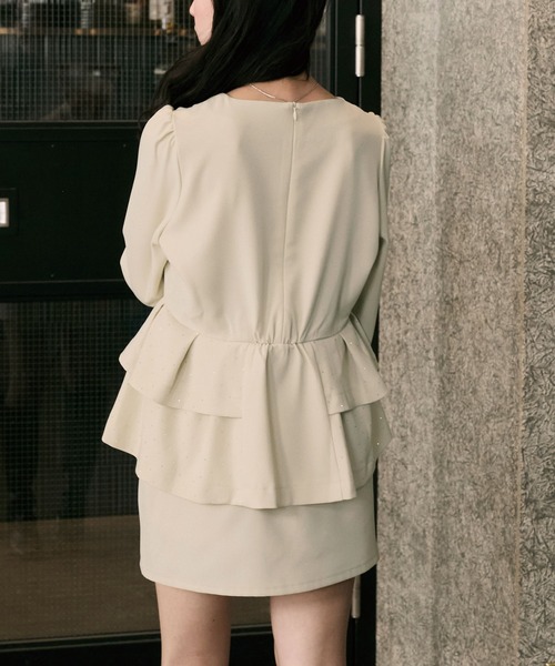 Elishe（エリシェ）の「ラインストーンペプラムトップス（Tシャツ/カットソー・レディース・チャコールグレー/アイボリー/ベージュ・FREE）」の6枚目の写真