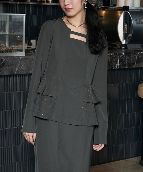 Elishe（エリシェ）の「ラインストーンペプラムトップス（Tシャツ/カットソー・レディース・チャコールグレー/アイボリー/ベージュ・FREE）」の11枚目の写真