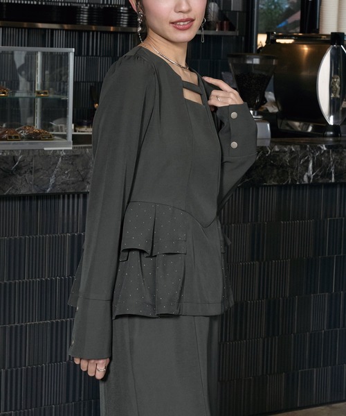 Elishe（エリシェ）の「ラインストーンペプラムトップス（Tシャツ/カットソー・レディース・チャコールグレー/アイボリー/ベージュ・FREE）」の12枚目の写真