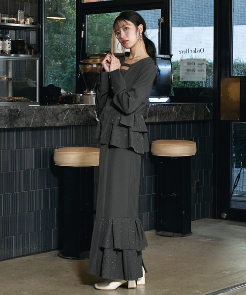 Elishe（エリシェ）の「ラインストーンペプラムトップス（Tシャツ/カットソー・レディース・チャコールグレー/アイボリー/ベージュ・FREE）」の14枚目の写真