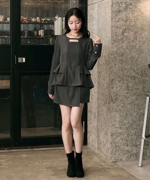 Elishe（エリシェ）の「ラインストーンペプラムトップス（Tシャツ/カットソー・レディース・チャコールグレー/アイボリー/ベージュ・FREE）」の16枚目の写真