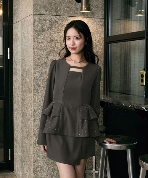 Elishe（エリシェ）の「ラインストーンペプラムトップス（Tシャツ/カットソー・レディース・チャコールグレー/アイボリー/ベージュ・FREE）」の17枚目の写真