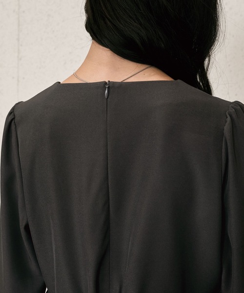 Elishe（エリシェ）の「ラインストーンペプラムトップス（Tシャツ/カットソー・レディース・チャコールグレー/アイボリー/ベージュ・FREE）」の19枚目の写真