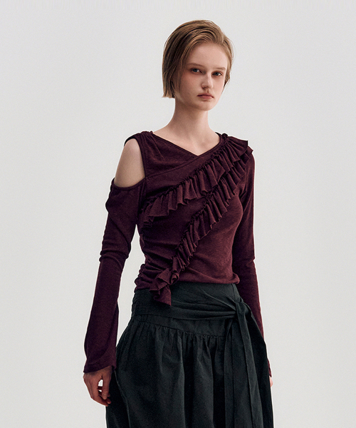 KIMZISU(キムジス)の「Diagonal Ruffle Jersey Top _ BURGUNDY(Tシャツ/カットソー・レディース・バーガンディー・SMALL/MEDIUM)」の4枚目の写真