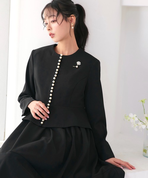 RUIRUE BOUTIQUE（ルイルエブティック）の「ストレッチ ｜ ノーカラー パールペプラム ワンピース スーツ ｜ セットアップ・オケージョンスーツ・セレモニースーツ・フォーマルスーツ・ママスーツ・ノーカラージャケット（スーツセット・レディース・ブラック/アイボリー/ダークネイビー・S/M/L/LL）」の2枚目の写真
