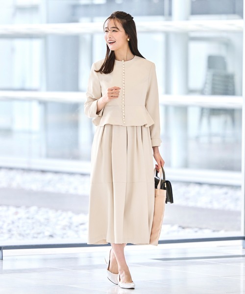 RUIRUE BOUTIQUE（ルイルエブティック）の「ストレッチ ｜ ノーカラー パールペプラム ワンピース スーツ ｜ セットアップ・オケージョンスーツ・セレモニースーツ・フォーマルスーツ・ママスーツ・ノーカラージャケット（スーツセット・レディース・ブラック/アイボリー/ダークネイビー・S/M/L/LL）」の4枚目の写真