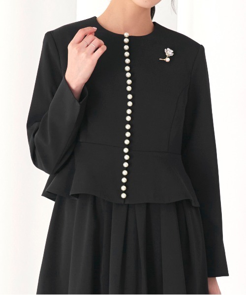 RUIRUE BOUTIQUE（ルイルエブティック）の「ストレッチ ｜ ノーカラー パールペプラム ワンピース スーツ ｜ セットアップ・オケージョンスーツ・セレモニースーツ・フォーマルスーツ・ママスーツ・ノーカラージャケット（スーツセット・レディース・ブラック/アイボリー/ダークネイビー・S/M/L/LL）」の15枚目の写真