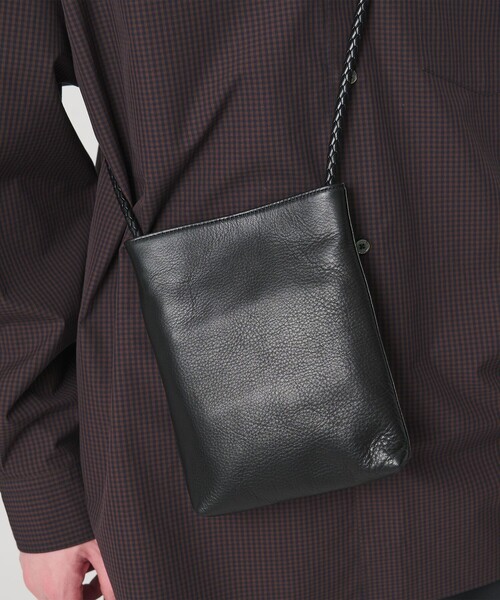 UNITED ARROWS(ユナイテッドアローズ)の「UNFINISHED LEATHER SACOCHE/アンフィニッシュドレザー サコッシュ(ショルダーバッグ・メンズ・ブラック・FREE)」の10枚目の写真