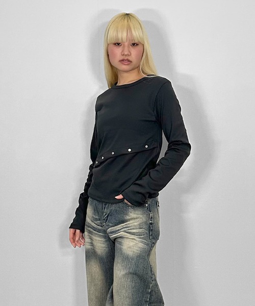 MATU:TA(マトゥータ)の「リップルフォームTシャツ/【ウェストデザインロンT】裏起毛 ハトメ スタッズ シンプル ストリート ウェストデザイン ブラック ホワイト グレー チャコールグレー(Tシャツ/カットソー・レディース・グレー/ホワイト/チャコール/ブラック・FREE)」の7枚目の写真